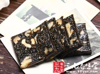 用一個大碗把阿膠和黃酒一起蒸化