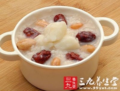 粥煮開後將紅棗加入一同熬煮