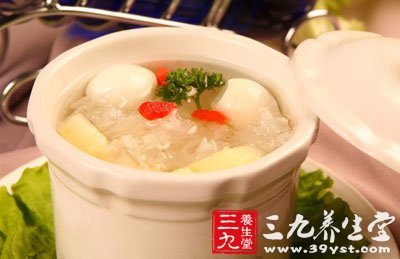 東西全部放炖盅內加水好好地煲上半小時