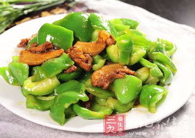 油鍋燒熱倒入肉絲翻炒