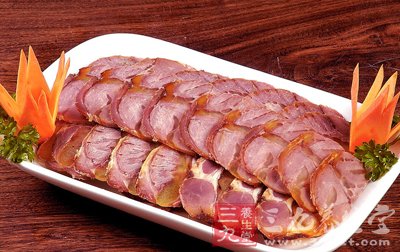 將牛肉洗淨沿筋絡紋路切成大塊後備用