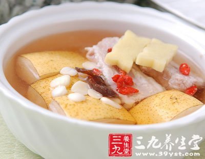 吃金針木耳雪梨湯潤肺