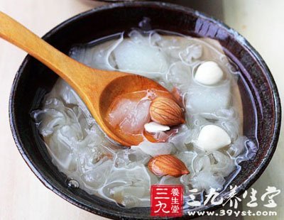 吃南杏仁雪梨湯潤肺