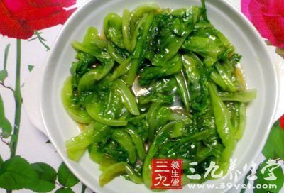 將生菜盛入碗中撒下核桃屑即可