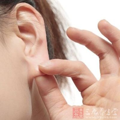 左手肘彎曲放於耳後