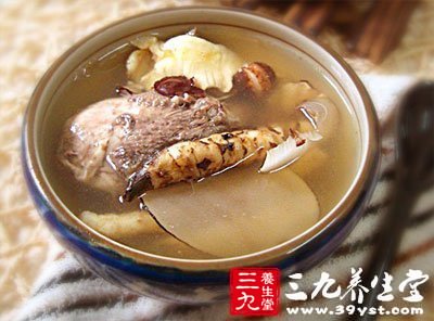 水開後將所有材料放進湯鍋裡