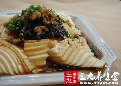 松花拌豆腐具有潤肺、養陰止血、涼腸、止瀉、降壓之功效