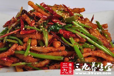 香辣肉絲能改善缺鐵性貧血;具有補腎養血，滋陰潤燥的功效