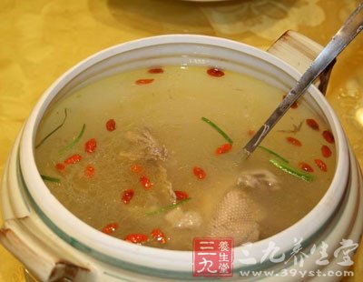 吃清炖鴨湯抗衰老