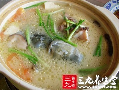 白芷芫荽滾魚頭湯能驅熱集熱