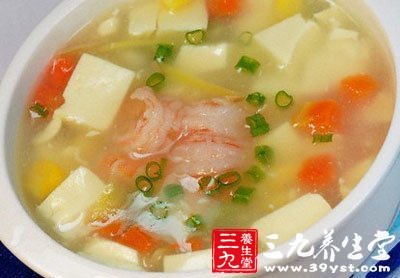 水果豆腐羹甜而不膩，清爽可口，適合喜愛吃甜食的女性朋友