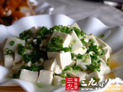 小蔥拌豆腐清爽可口，減肥食譜必備