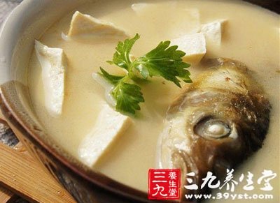香菜魚湯滋陰養血，健脾消食