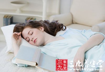 睡足七小時消除小腹
