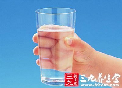 多喝水保持寶寶體內水分平衡