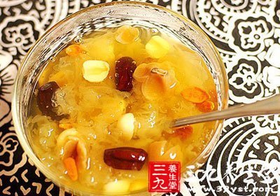 秋季養生食譜銀耳蓮子羹