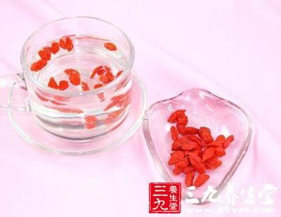 手腳冰涼喝枸杞茶