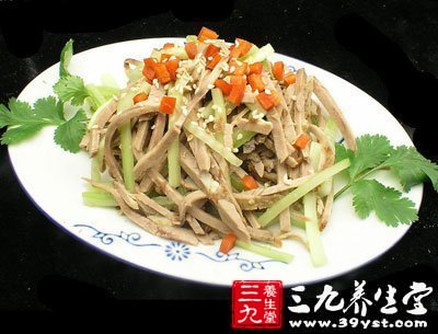生拌牛肉絲辣、鮮、香，微酸甜，質地脆嫩，別有風味