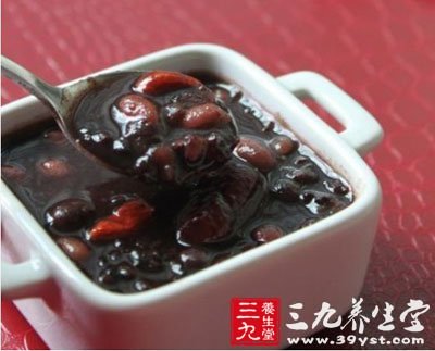 花生紅棗黑米粥補腎