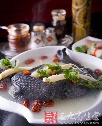 吃烏雞湯補血