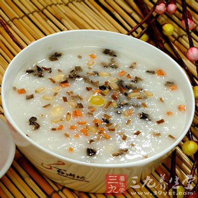將鮮生地搗爛,取汁150毫升,兌入陳倉米煮成的粥內,攪拌和勻,即可食用