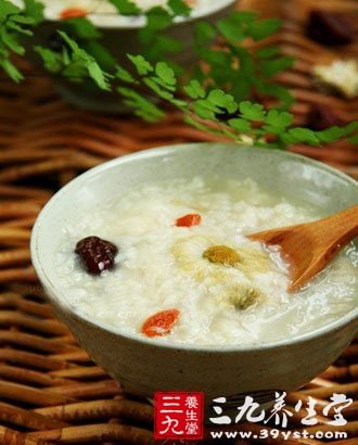 吃菊花大棗枸杞粥養胃