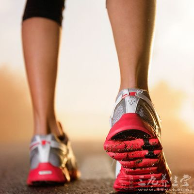 赤腳原地堅持每天跑15分鐘