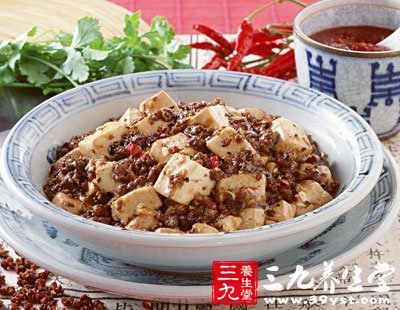 鍋中調入郫縣豆瓣醬和辣椒面