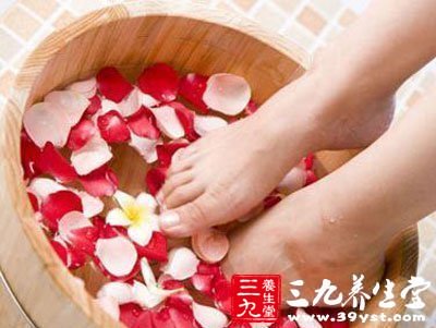 傷風感冒如果能及時吃上幾片生姜或者喝上一碗紅糖姜湯將有助於驅寒解表或者用姜湯泡足