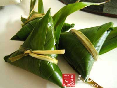 粽子的包法:花生糯米粽子