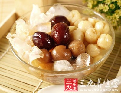 吃桂圓蓮子湯補血