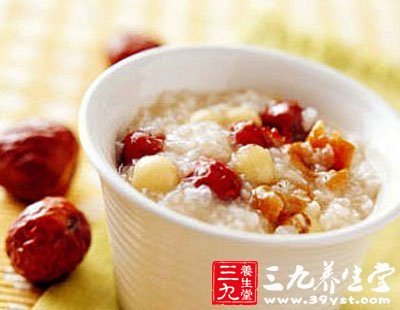 夏季養生食譜 蓮子龍眼肉薄荷粥
