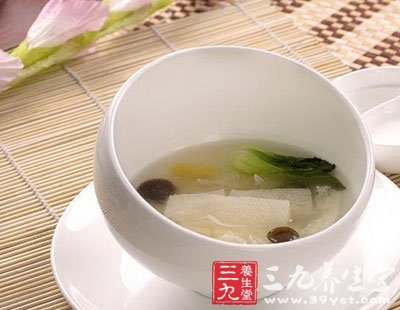 菠菜洗淨切段用開水氽一下