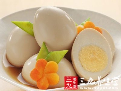 往雞蛋上刺一些小孔