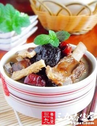 羊肉放入冷水內去醒騷味的
