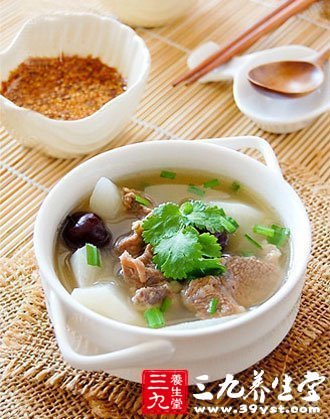 羊肉切小塊 焯水去掉血沫