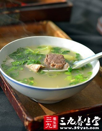 把羊肉洗淨切成小薄片