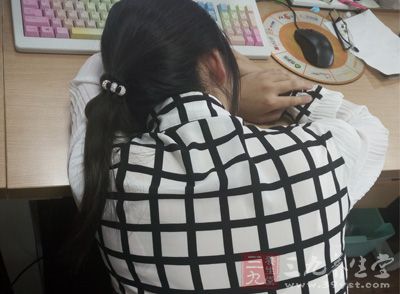 睡時兩手枕於頭下，除影響血液循環
