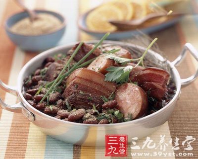 將豬肉置於水中煮開