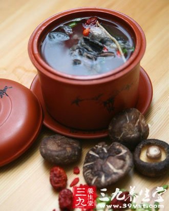 枸杞紅棗烏雞湯