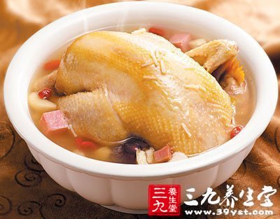 冬季喝雞湯進補是我國的傳統