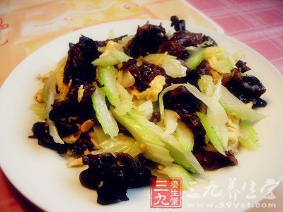 黑木耳炒芹菜