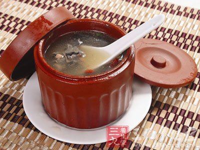 黑豆烏雞湯