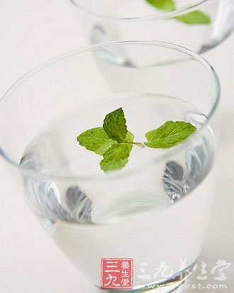 早晨一杯涼白開是誤區 應該喝溫白開