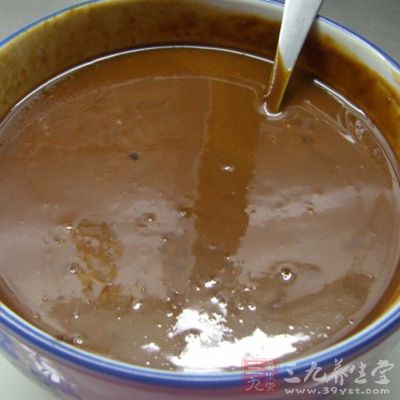 沙茶醬和切成小段的韭菜放在湯碗裡