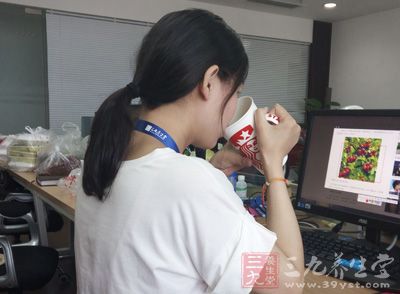在秋冬季的早上，喝一杯淡鹽水