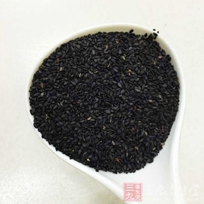 少量熟芝麻，放入碗中搗碎成粉末