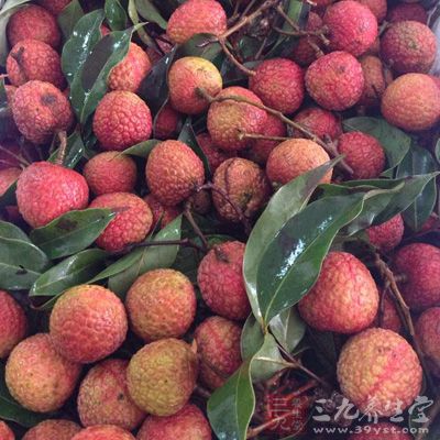 荔枝含維生素A、B1、C，還含有果膠、游離氨基酸