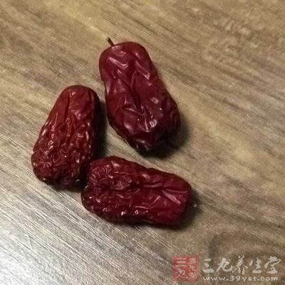 紅棗15枚，白木耳15克，黑木耳15克