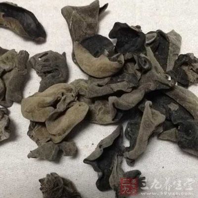 黑木耳25克，豆腐200克